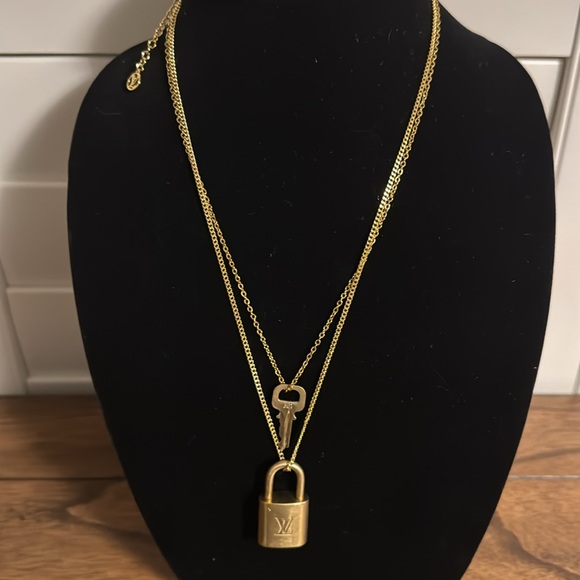 LV Lock & Key with chains included #301 - Picture 3 of 6